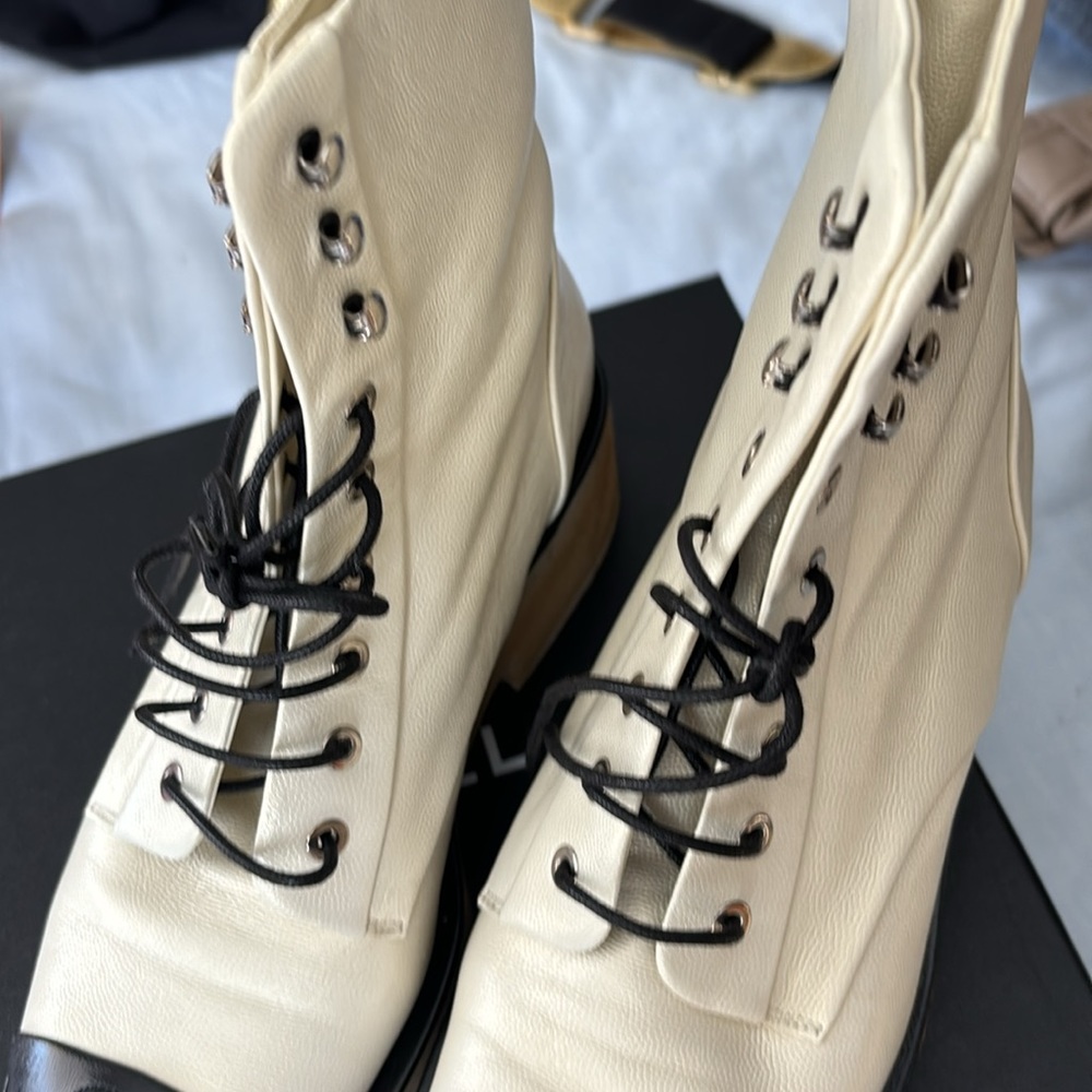 Cream and black tie up Chanel boot - Picture 6 of 11